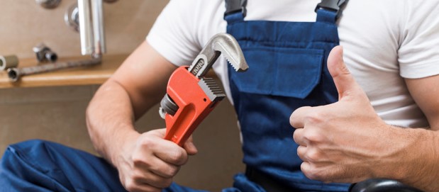 Fontanero profesional realizando una reparaci&oacute;n en Santander